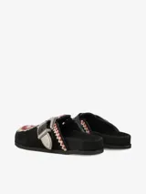Zueco de gamuza negra con plantilla anatómica y hebilla metálica grande de estilo western. Cuenta con detalles bordados en zigzag de colores en la capellada y el empeine.