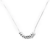 Collar plateado con cadena fina y dije de cuentas redondas.
