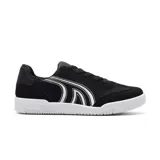 Championes deportivos de caña baja, color negro con detalles en blanco. Presentan un diseño con tres franjas curvas en el lateral, y suela blanca.