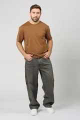 Jean baggy de corte amplio, estilo carpintero, color gris oscuro con efecto acid wash y costuras en contraste.