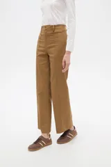 Pantalón de algodón color blanco, de tiro alto y corte flare, con bolsillos y detalles de vivos.