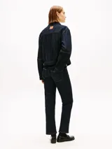 Campera de denim oscura Tommy Hilfiger confeccionada en mezcla de algodón y Tencel Lyocell, con cierre frontal de botones metálicos, bolsillos con solapa en el pecho y costuras en contraste.