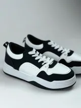 Championes blancos de estilo casual, con cordones y suela de goma.