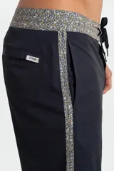 Short de baño O'Neill modelo Scallop Flower, color negro con detalles de estampa floral en la cintura, los laterales y el ruedo, y cordón ajustable.