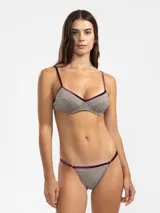 Bombacha de bikini tiro bajo color gris con lurex, corte en V y tiras laterales regulables.