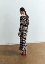 Vestido midi de poliéster con estampado animal print tipo cebra en tonos marrón y negro, escote redondo y manga larga.