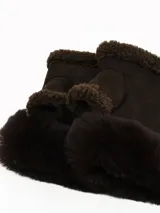 Mitones de gamuza color marrón oscuro, sin dedos, con interior y bordes forrados en piel sintética del mismo tono.