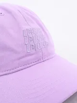 Gorro de béisbol lila con logo bordado en el frente.