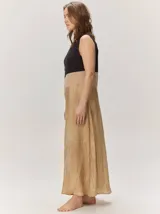 Vestido largo sin mangas de corte recto, con diseño en bloques de color horizontal que combina gris claro en la parte superior, una franja marrón en el centro y una falda mostaza con efecto desgastado.