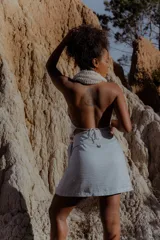 Pollera marrón de corte midi, con diseño cruzado y lazo lateral.