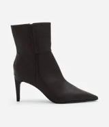 Bota de caña media Satinato confeccionada en poliuretano, con diseño de punta fina y tacón fino de 8 cm. Presenta cierre lateral con cremallera para un ajuste práctico.