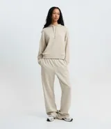 Pantalón recto color beige, confeccionado en modal, con cintura elástica y ajuste por cordón delantero. Presenta una caída suelta en las piernas y bajo sencillo.