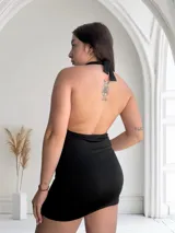 Vestido corto negro con cuello drapeado y espalda descubierta.