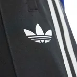 Pantalón deportivo Adidas de la selección argentina, color negro con franjas laterales blancas. Presenta el escudo de la AFA bordado en la pierna derecha y el logo de Adidas Originals en la izquierda. Cuenta con cintura elástica y ajuste cómodo.