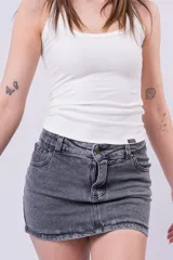 Minifalda de jean color gris oscuro desgastado, tiro medio/bajo, con cierre y botón frontal.