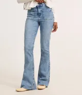 Pantalón boot cut de tiro alto confeccionado en denim celeste, con bolsillos delanteros y traseros, trabillas en la cintura y terminación deshilachada.