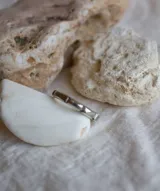 Anillo plateado de alpaca con diseño geométrico.