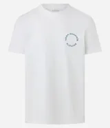 Remera de hombre modelo comfort, color blanco, confeccionada en media malla de algodón y poliéster. Presenta cuello redondo, manga corta y un pequeño estampado circular en el pecho con texto en color celeste.