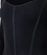 Body negro con diseño seamless (sin costuras), escote cuadrado, tirantes anchos y corte ajustado al cuerpo.