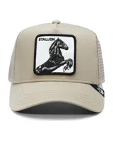 Gorra trucker Goorin Bros modelo The Stallion color beige, con cinco paneles, frente estructurado, malla trasera transpirable y parche frontal bordado con un caballo.