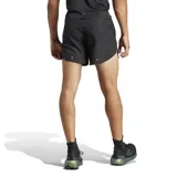 Short deportivo Adidas modelo Run It, color negro, con cintura elástica, bolsillos laterales y calzoncillo interior de malla. Incluye tecnología AEROREADY para gestión de la humedad y detalles reflectantes.