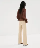 Jeans de tiro medio color tostado, de corte recto y holgado, con diseño clásico de cinco bolsillos y trabillas para cinturón.