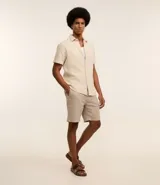 Camisa de hombre de manga corta confeccionada en mezcla de lino y algodón. Presenta un calce comfort, cuello camisero, cierre frontal con botones y un bolsillo en el pecho. Marca Marfinno.