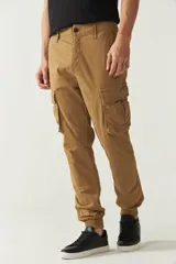 Pantalón cargo negro para hombre, de corte regular, con puños y logo metálico. Confeccionado en algodón y spandex.