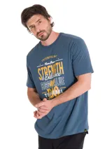Remera de manga corta color azul con estampa gráfica en el pecho en tonos amarillos y blancos. Presenta cuello redondo y etiqueta pequeña con logo en el dobladillo inferior.