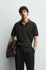 Polo regular fit color verde militar con textura acanalada vertical, cuello solapa con abertura frontal, manga corta y acabados en rib.