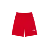 Short rojo de estilo urbano con ribetes blancos en los laterales, bolsillos con cierre y logo estampado de la marca en la pierna izquierda.