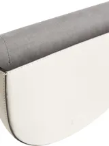 Cartera bandolera Calvin Klein color blanco con correa ajustable y logo metálico CK en el frente. El exterior está confeccionado con un 51 % de poliéster reciclado.