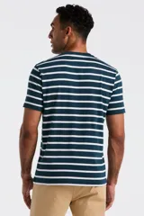 Remera de manga corta, cuello redondo, color verde azulado oscuro con rayas horizontales blancas. Presenta un pequeño logo bordado en el pecho.