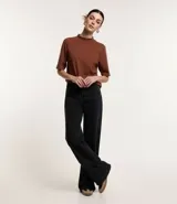 Blusa básica de algodón color marrón, con cuello alto y mangas cortas hasta el codo.