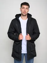 Parka larga gris con capucha, cierre frontal con cremallera y botones a presión, múltiples bolsillos y logo de Umbro en el pecho.