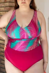Malla entera con estampado de hojas de palmera en tonos rosa y turquesa, con parte inferior lisa color fucsia.