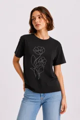 Remera de algodón de manga corta y calce holgado, con cuello redondo y diseño floral frontal realizado con studs metálicos.