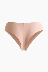 Pack de tres bombachas brasileñas de tiro bajo, confeccionadas en punto de algodón liso, con corte alto en la parte trasera y bordes cortados a láser para un efecto invisible bajo la ropa.