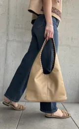 Jean de tiro alto y corte recto, confeccionado en denim azul oscuro con lycra.