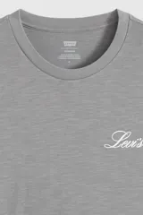 Remera gris de manga corta marca Levi's, con cuello redondo y pequeño logo bordado en el pecho.
