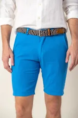 Bermuda de corte clásico confeccionada en una mezcla de ramio y algodón, con cierre frontal y bolsillos laterales.