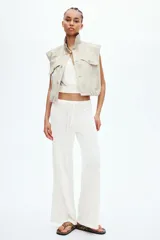 Pantalón de punto color blanco, de corte amplio y relajado, con cintura elástica y cordón ajustable.