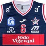 Camiseta de básquet Joma color azul marino con detalles en rojo y blanco. Presenta múltiples logos de sponsors estampados en el frente y la espalda, cuello en V y sisas con ribete.