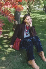 Pantalón cargo marrón de terciopelo con bolsillos laterales y corte holgado.