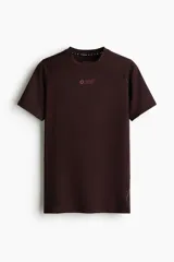 Remera deportiva de compresión con tecnología DryMove, diseñada para absorber el sudor y brindar soporte muscular. Presenta cuello redondo, mangas raglán con costuras planas antifricción y estampado frontal pequeño.