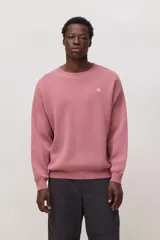 Sweater de punto de cuello redondo y manga larga, con diseño minimalista y logo pequeño bordado en el pecho.