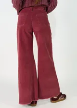 Pantalon de pana de corte recto y tiro medio, con diseño de pierna ancha y ruedo desflecado. Cuenta con cierre frontal y bolsillos laterales.