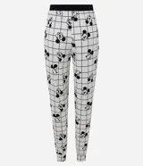 Conjunto de pijama compuesto por una remera negra de manga larga con cuello redondo en color rosa y estampa pequeña de Mickey Mouse, y un pantalón tipo jogger blanco con estampado de cuadrícula y figuras de Mickey Mouse.