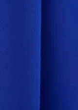 Pantalón de tiro medio color azul, con diseño recto y largo, trabillas para cinturón y cierre oculto con botón, gancho y cremallera.