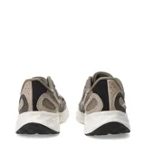 Championes de running New Balance con tecnología Fresh Foam en la entresuela. Presentan un diseño en tonos marrones y beige con malla transpirable y refuerzos sintéticos, destacando el logo N en contraste lateral.